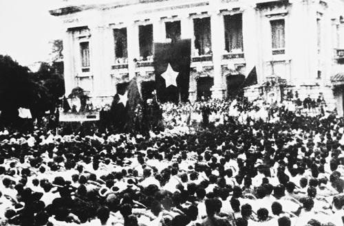 Người dân Hà Nội dự lễ mít tinh biểu dương lực lượng tại Quảng trường Nhà hát Lớn ngày 19/8/1945. Ảnh tư liệu