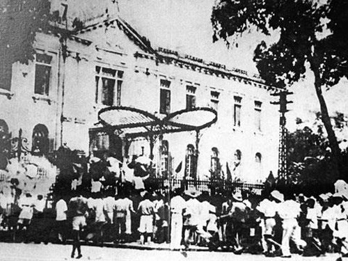 Nhân dân Hà Nội chiếm Phủ Khâm Sai, ngày 19/8/1945. Ảnh tư liệu