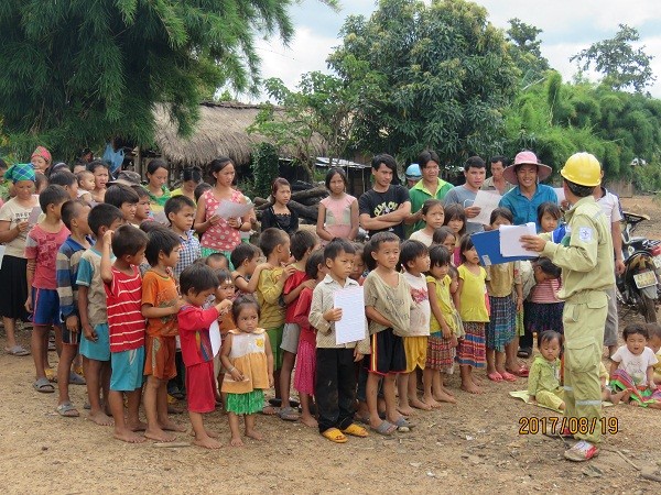 Nhân viên Truyền tải điện ĐăkLăk phát quà cho trẻ em tại Buôn H’Mông.
