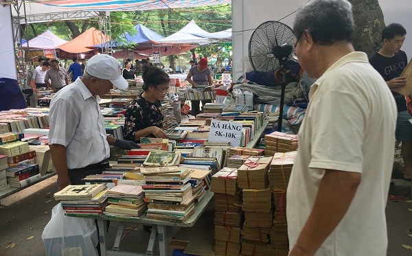 Một số độc giả là những người lớn tuổi, đã về hưu tìm đến với sách cũ.