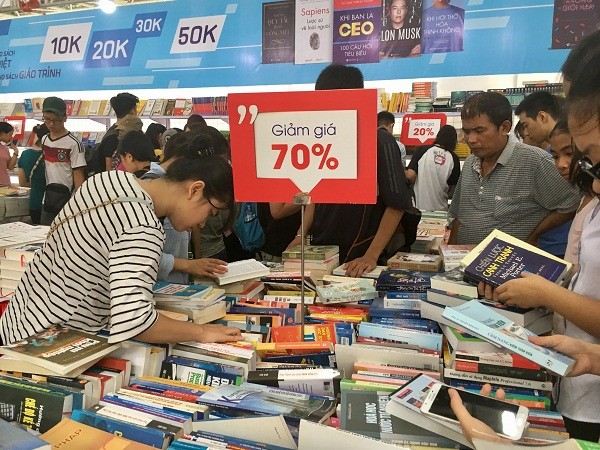 Hội chợ có gian hàng giảm giá đến 70% cho rất nhiều đầu sách.