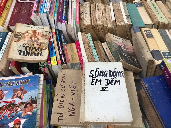 Nhiều gian hàng sách cũ với mức giảm giá hấp dẫn.