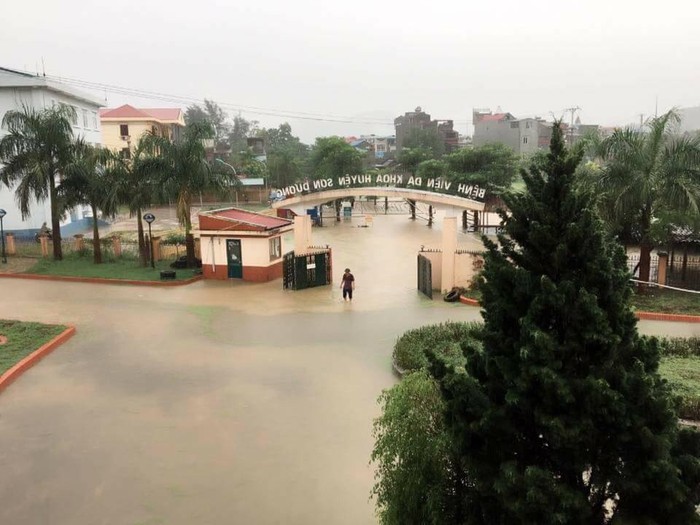 Bệnh viện đa khoa huyện Sơn Đường ngập trong biển nước. (Nguồn ảnh: Người dân cung cấp)