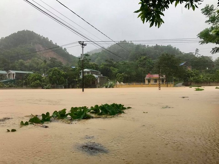 Sau một đêm mưa lớn nhiều con đường ở huyện Sơn Dương chìm trong biển nước. (Nguồn ảnh: Khuất Trung)