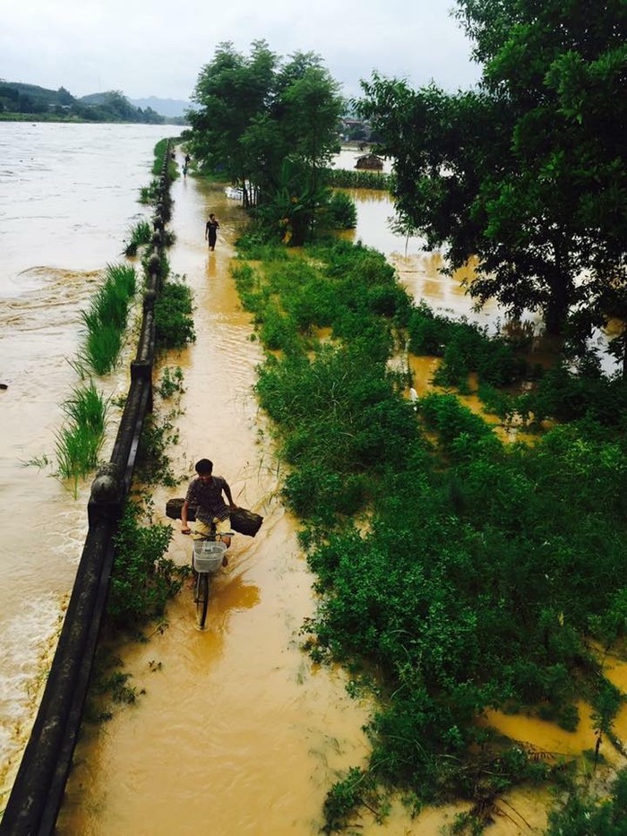 Khu vực kè sông của Huyện Sơn Dương nước đã tràn lên cả bờ (Nguồn ảnh: Người dân cung cấp)