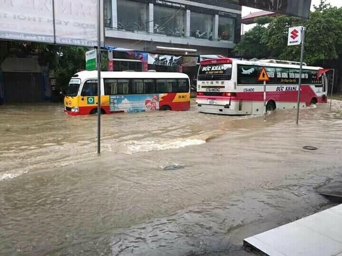 Nhiều tuyến đường trên địa bàn bị ngập quá nửa bánh xe ô tô (Nguồn ảnh: Người dân cung cấp)