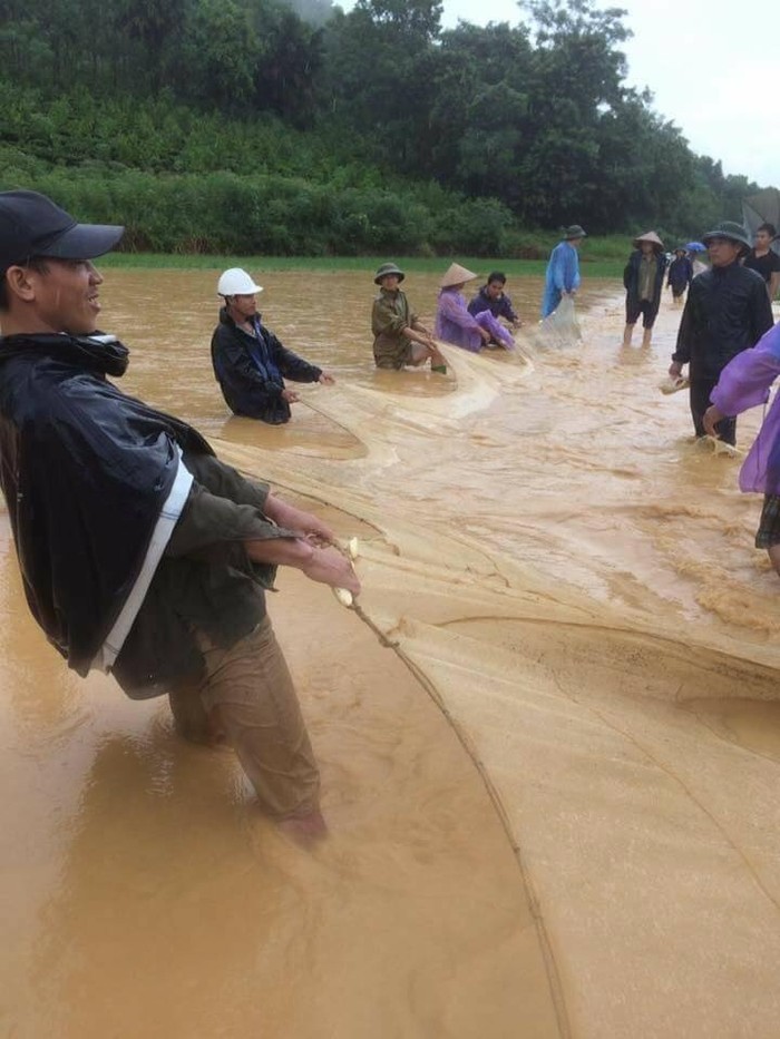 Người dân ra đường bắt cá khi nước dâng cao (Nguồn ảnh: Lành Thanh Huyền)