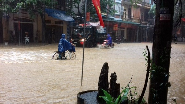 Gần như tất cả các tuyến đường trên địa bàn thị trấn đều chịu ảnh hưởng của trận mưa lớn đêm qua (Nguồn ảnh: Người dân cung cấp)