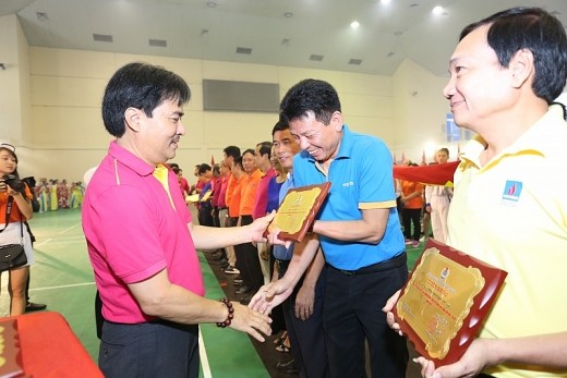 Ông Nguyễn Hùng Dũng, Phó Tổng giám đốc Tập đoàn trao kỷ niệm chương cho các đơn vị xuất sắc trong phong trào Xây dựng đời sống văn hóa cơ sở.