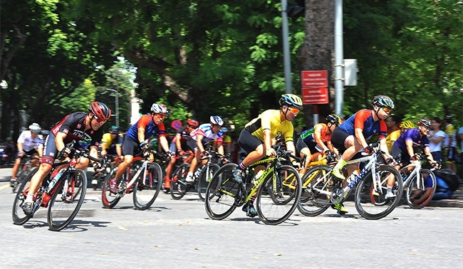 Các vận động viên tham dự Giải đua xe đạp Hà Nội mở rộng lần thứ tư. Ảnh: HÀ HỒNG/ Báo Nhân Dân.
