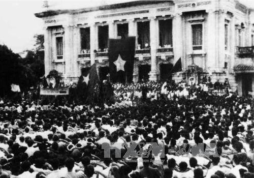 Ngày 19/8/1945, tại Quảng trường Nhà hát Lớn, hàng vạn người dân Thủ đô dự Lễ mít tinh chào mừng Ủy ban Quân quản. Ảnh: Tư liệu TTXVN