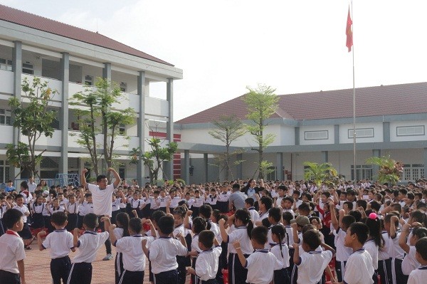Các em học sinh hào hứng nhảy Flashmob Năng lượng sữa - Khởi đầu ngày mới năng động.