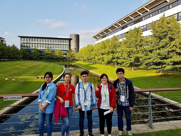 Thảo (thứ hai từ phải qua) cùng các thành viên trong đoàn thi Olympic Sinh học quốc tế 2017. (Ảnh: Nhân vật cung cấp)