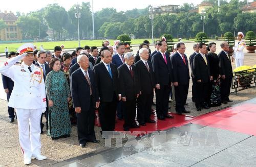 Đoàn đại biểu lãnh đạo Đảng, Nhà nước, Mặt trận Tổ quốc Việt Nam đặt hoa và vào Lăng viếng Chủ tịch Hồ Chí Minh. Ảnh: Doãn Tấn/TTXVN.
