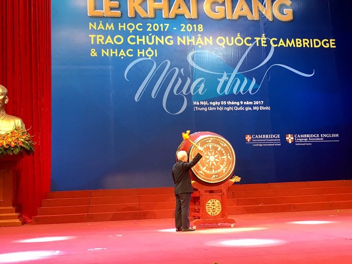 Nhà giáo Ưu tú Nguyễn Trọng Vĩnh, Chủ tịch Hội đồng Quản trị Trường Nguyễn Siêu đánh trống khai giảng năm học mới.