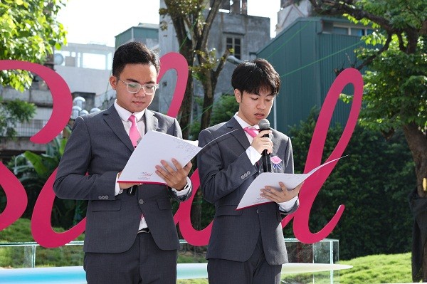Đăng Khoa - Đức Thành, hai học sinh lứa đầu tiên của TH School đã đảm trách thành công vai trò MC song ngữ.