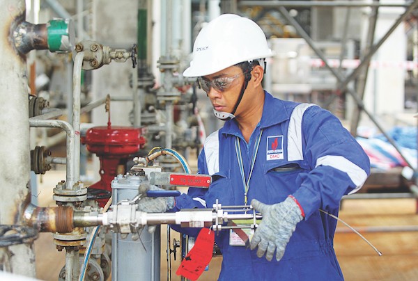 Kỹ sư DMC lắp đặt hệ thống đo ăn mòn tại Nhà máy lọc dầu Dung Quất