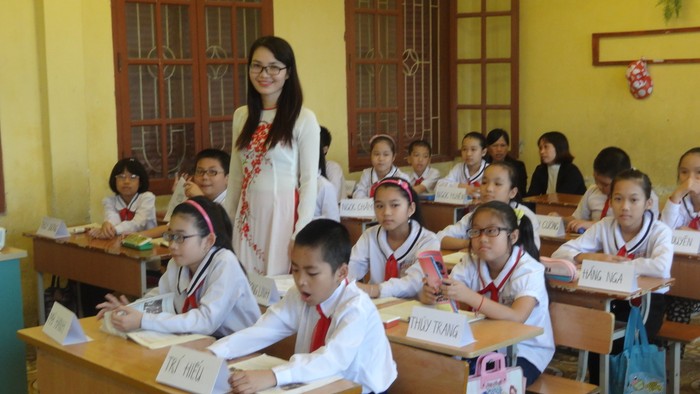 Đối với các cô giáo, áo dài vẫn là trang phục đẹp nhất. (Ảnh minh hoạ, nguồn: haian.edu.vn)