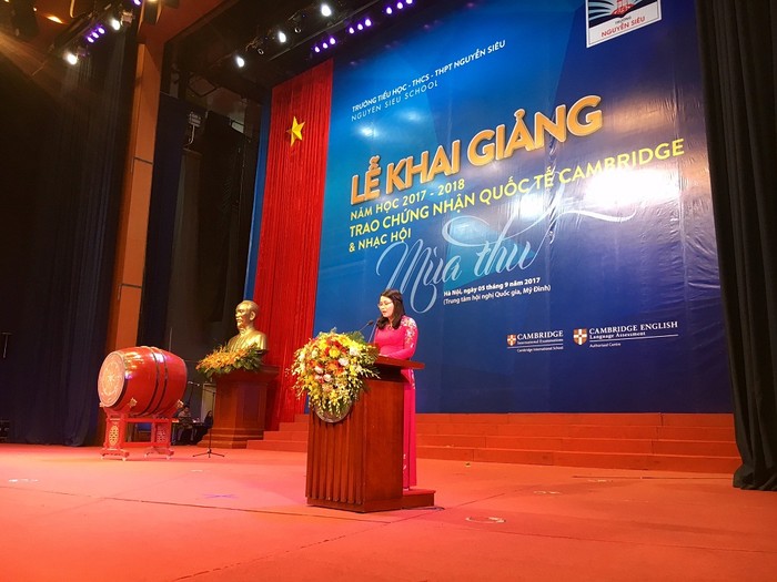 Thạc sĩ Nguyễn Thị Minh Thúy, Hiệu trưởng Trường Trung học phổ thông Nguyễn Siêu phát biểu tại lễ khai giảng.