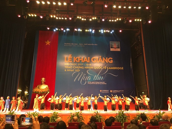 Bài múa hát &quot;Hello Việt Nam&quot; của các học sinh tiểu học Trường Nguyễn Siêu.