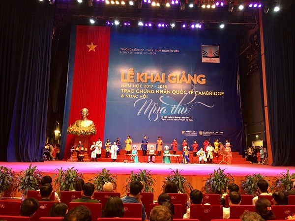 Nhạc hội mùa thu mở màn với phần biểu diễn nhạc cụ dân tộc của thầy và trò trường Nguyễn Siêu.