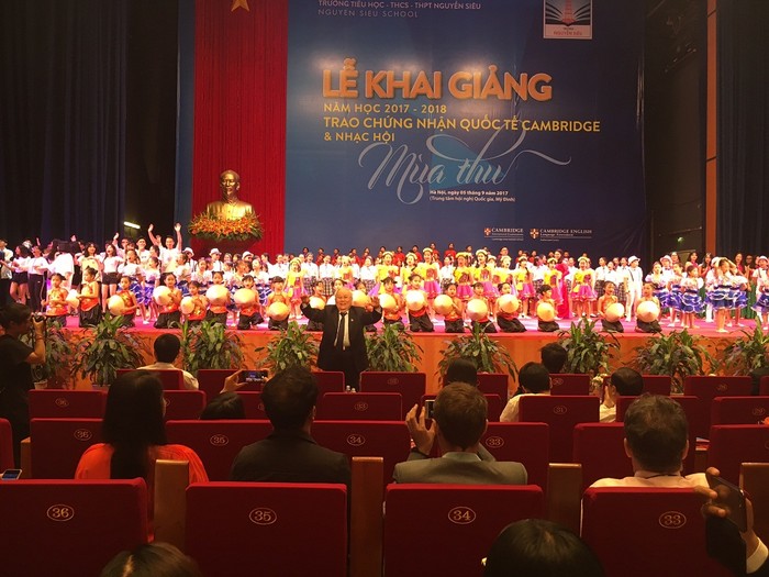 Thầy Nguyễn Trọng Vĩnh cùng bắt nhịp với các học trò cất vang &quot;Bài ca Trường Nguyễn Siêu” trong phần kết của buổi lễ.