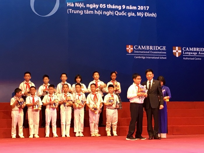 Những học sinh xuất sắc được trao học bổng Nguyễn Siêu và chứng nhận quốc tế Cambridge.