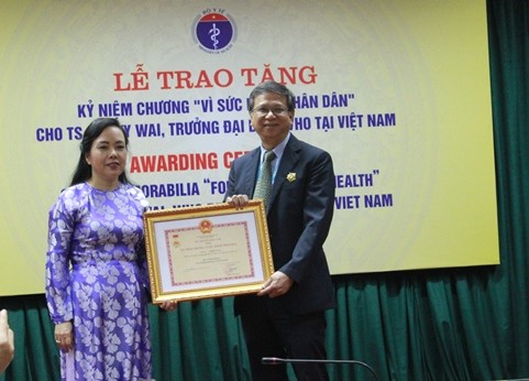 Bộ trưởng Bộ Y tế Nguyễn Thị Kim Tiến trao Kỷ niệm chương “Vì sức khỏe nhân dân” cho Trưởng đại diện WHO tại Việt Nam. ảnh: moh.gov.vn