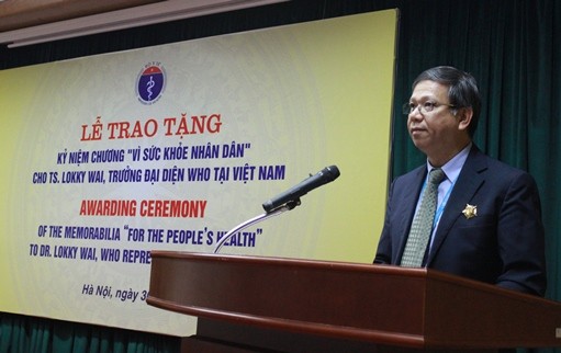 Bộ trưởng Bộ Y tế trao Kỷ niệm chương cho Trưởng đại diện WHO tại Việt Nam ảnh 2