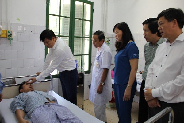 Thứ trưởng Bộ Y tế Nguyễn Thanh Long thăm hỏi động viên bệnh nhân đang điều trị sốt xuất huyết tại Bệnh viện Đa khoa tỉnh Nam Định. Ảnh: moh.gov.vn.