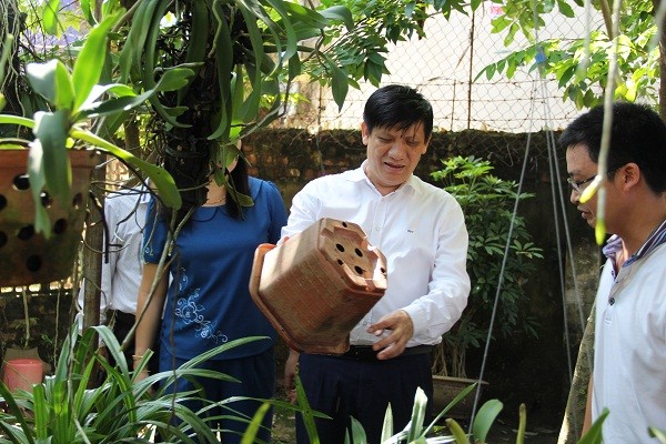 Thứ trưởng Nguyễn Thanh Long đề nghị người dân diệt lăng quăng bằng cách cọ rửa sạch các vật dụng chứa nước và lật úp. Ảnh: moh.gov.vn.