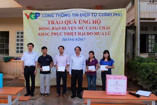 Chủ tịch Công đoàn EVNNPT - ông Trịnh Tuấn Sơn và Phó Tổng Giám đốc Cổng Thông tin Điện tử Chính phủ Lê Việt Đông trao các suất quà cho đại diện các trường
