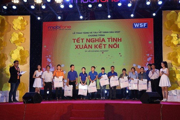 Chương trình “Tết nghĩa tình, Xuân kết nối” của MobiFone đã trao hàng nghìn tấm vé tàu cho công nhân về quê đón Tết