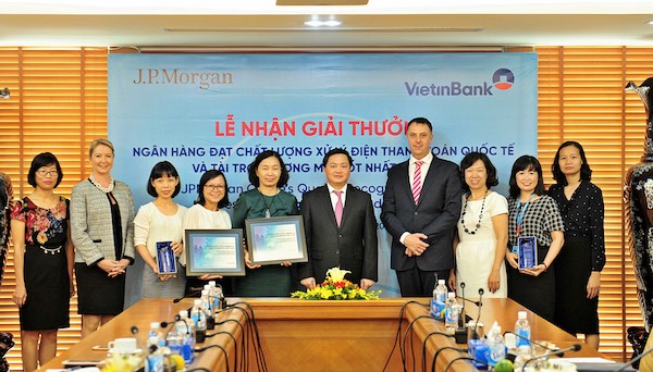 Ban Lãnh đạo VietinBank và JPMorgan Chase chúc mừng VietinBank đạt 2 giải thưởng quan trọng