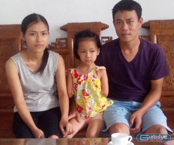 Vợ chồng anh Nguyễn Văn Tuấn chị Nguyễn Thị Nương cùng con gái Nguyễn Như Linh