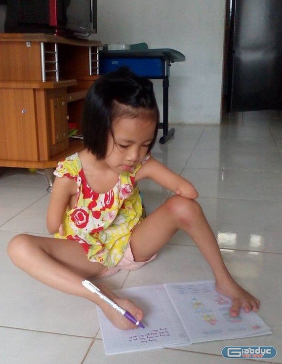 Mặc dù không có bàn tay và phải viết chữ bằng chân nhưng cháu Linh luôn chăm ngoan, học giỏi và được các cấp bộ ngành tặng giấy khen.