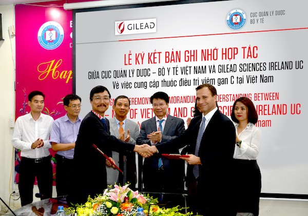 Đại diện Cục Quản lý Dược - Bộ Y tế Việt Nam và Công ty dược phẩm Gilead Sciences Ireland UC đã ký kết Biên bản ghi nhớ liên quan đến việc cung cấp thuốc điều trị viêm gan C tại Việt Nam.
