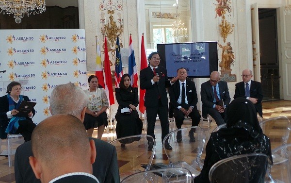 Đại sứ Vũ Đăng Dũng cùng tham gia trao đổi, đối thoại tại hội thảo.
