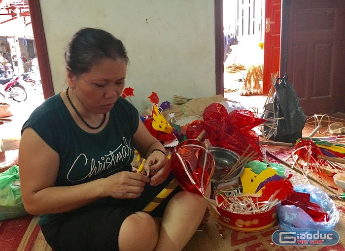 Bà Nguyễn Thị Tuyến đang hoàn thiện chiếc đèn con tôm. (Ảnh: Hồ Thu).