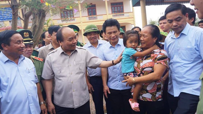 Thủ tướng Nguyễn Xuân Phúc đến thăm và chỉ đạo khắc phục hậu quả sau bão tại Trường Tiểu học, Trung học cơ sở Kỳ Nam, thị xã Kỳ Anh (Hà Tĩnh).