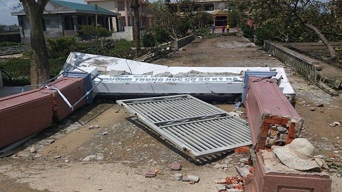 Cổng Trường Trung học cơ sở Hà Hải (điểm trường Kỳ Hà) đổ sập.