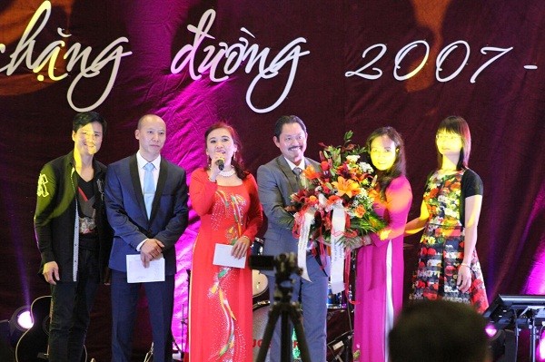 Anh Phan Văn Toàn - Hội trưởng Hội văn hóa Việt Nam thành phố Ausburg nhận hoa chúc mừng