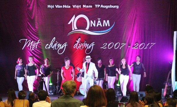 Hồng Sơn hát “Ngàn năm vẫn đợi” cùng Lớp khiêu vũ Ausburg phụ họa