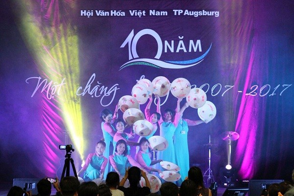 Tiết mục múa nón “Việt Nam quê hương tôi” của nhóm múa Ausburg trong lễ kỷ niệm.
