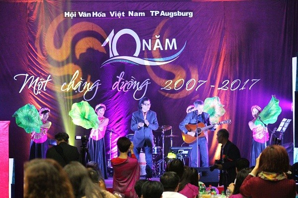 Ca sĩ Mạnh Đình Quý hát “Mơ về Hà Nội” và “Một yếm trăng đầy” với Trương Anh Tú - tác giả của hai ca khúc, cùng nhóm múa phụ họa tại Ausburg