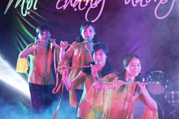 Múa “Tiếng sáo quê hương” của nhóm múa Ausburg. Diễn viên múa Phương Liên (phía trước trong ảnh) từng là diễn viên múa của Đoàn ca múa nhạc Hà Nội là nòng cốt để cùng nhóm múa Ausburg đoạt giải nhất trong Hội diễn văn nghệ người Việt toàn Liên bang Đức lần thứ nhất năm 2014.