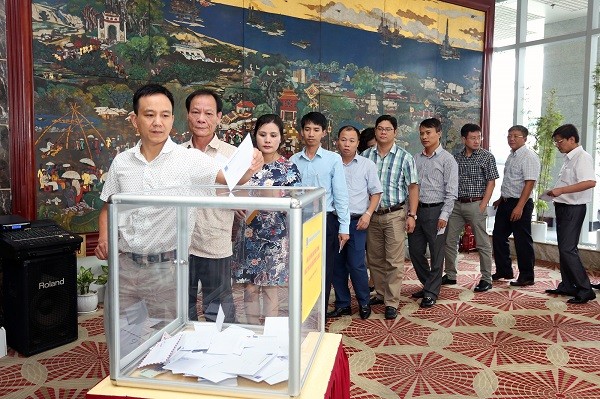 Cán bộ nhân viên Tập đoàn Dầu khí Việt Nam hưởng ứng phong trào ủng hộ đồng bào miền Trung.