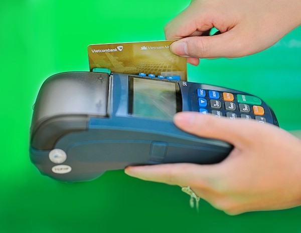 Thẻ Vietcombank sử dụng trên máy POS.