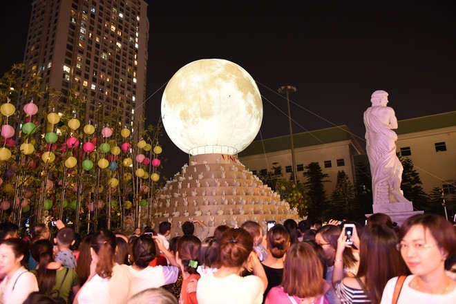 Sự hoành tráng của tác phẩm đã thu hút nhiều người đến Royal City trông đợi thời khắc “siêu trăng” được thắp sáng.