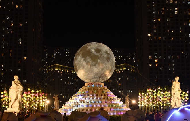 Vây quanh &quot;siêu trăng&quot; là hơn 500 chiếc đèn thỏ xinh xắn, có thể đổi màu. Màn trình diễn thỏ đổi màu sẽ diễn ra vào lúc 18 giờ đến 22 giờ hàng ngày. Công trình được trưng bày tại Royal City từ 21/9 đến hết đêm Rằm Trung thu.